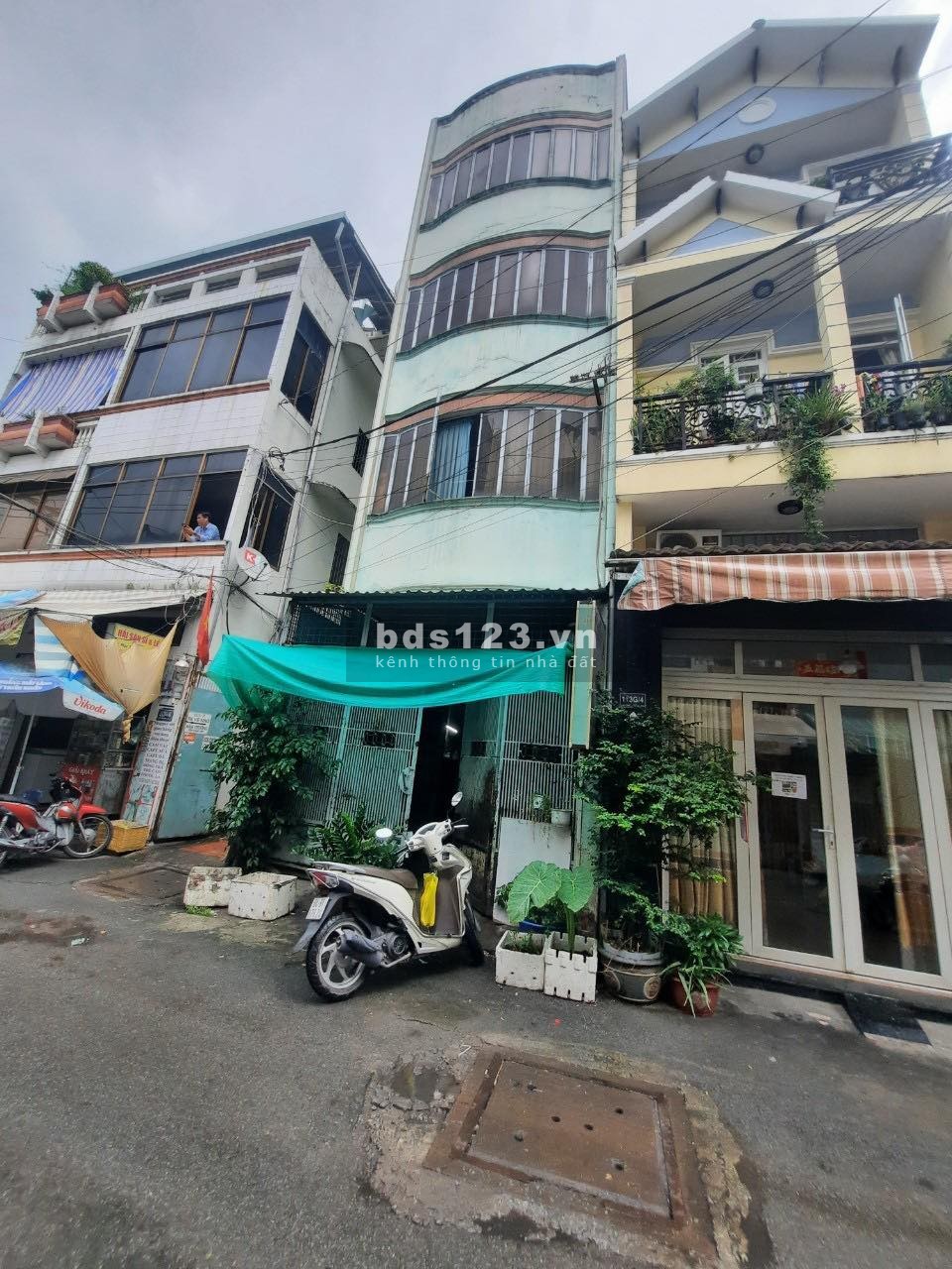 Bán gấp nhà đường Lạc Long Quân,phường 3 quận Bình Tân, DT 4x11 3 lầu ST đúc,mặt tiền đường 8m