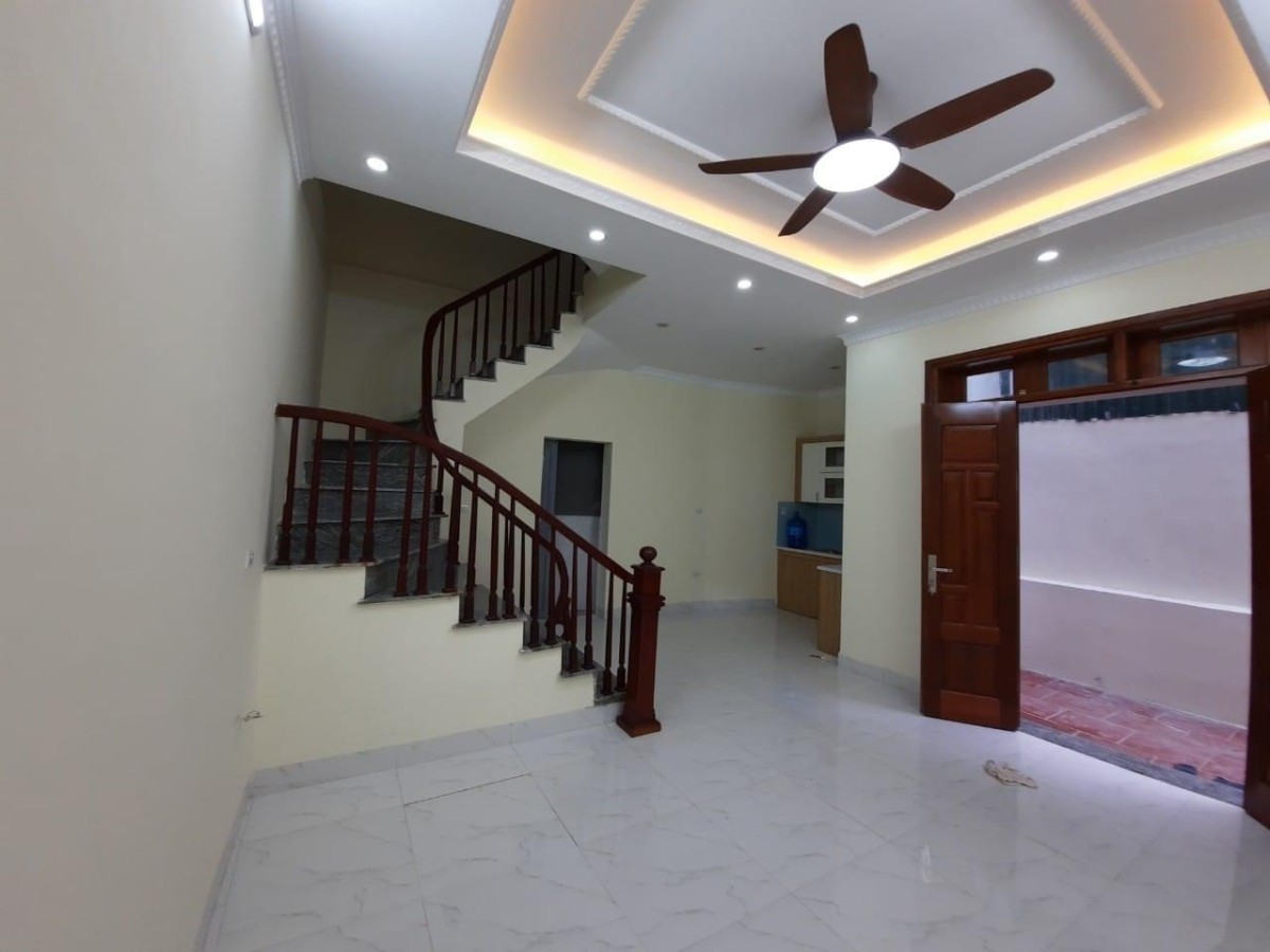 Bán nhà Ngọc Thuỵ ngõ rộng ô tô đỗ cổng 40m 5 tầng đúc hướng Đông Nam