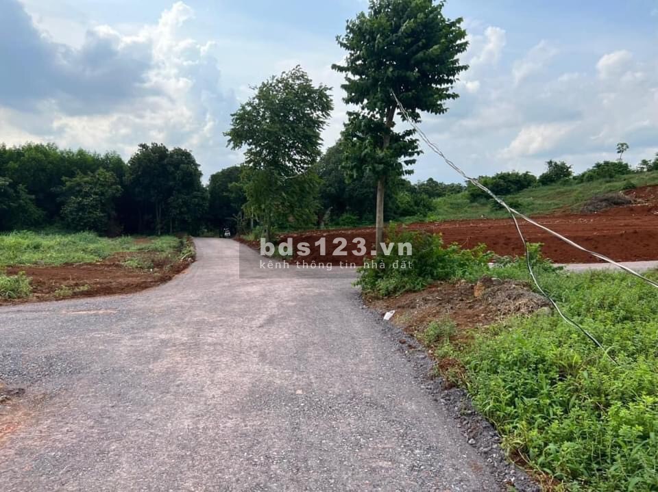 Bán lô đất 2 mặt tiền đường vuông vức đường xe ôtô chạy vi vu.