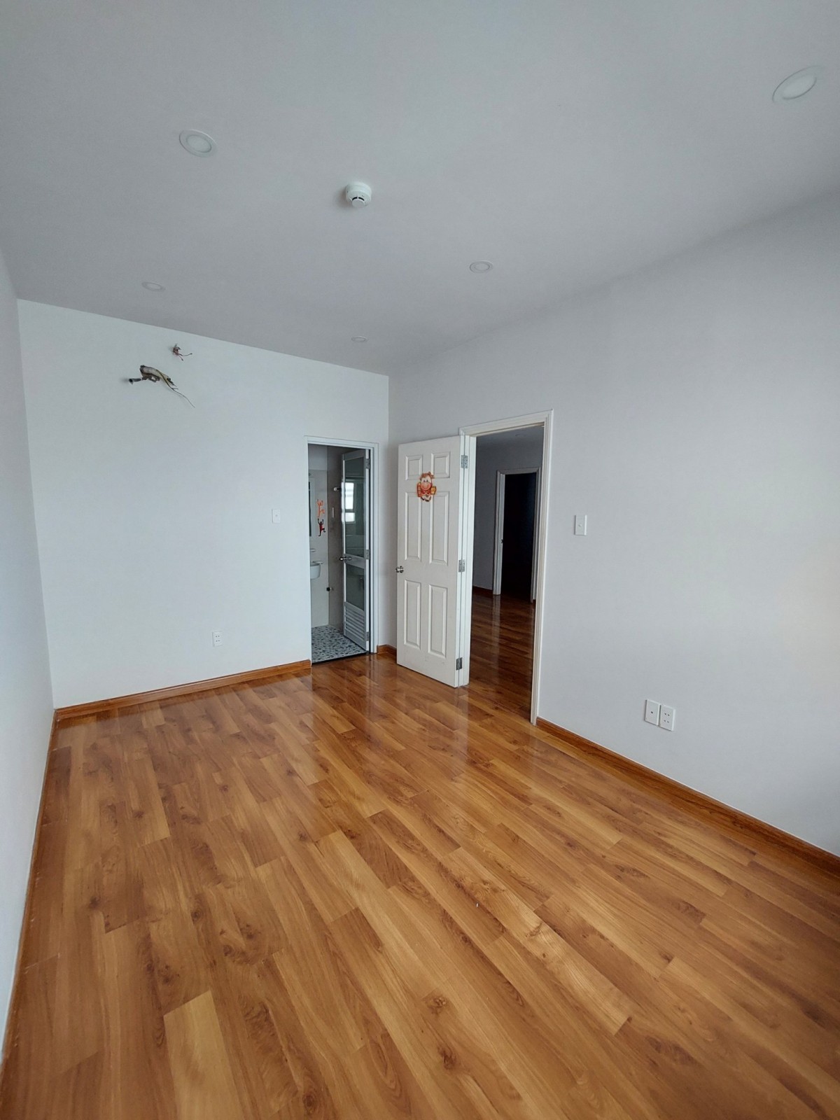 Bán gấp căn hộ diện tích 68m2 2PN căn góc sổ hồng vĩnh viễn, giá tốt