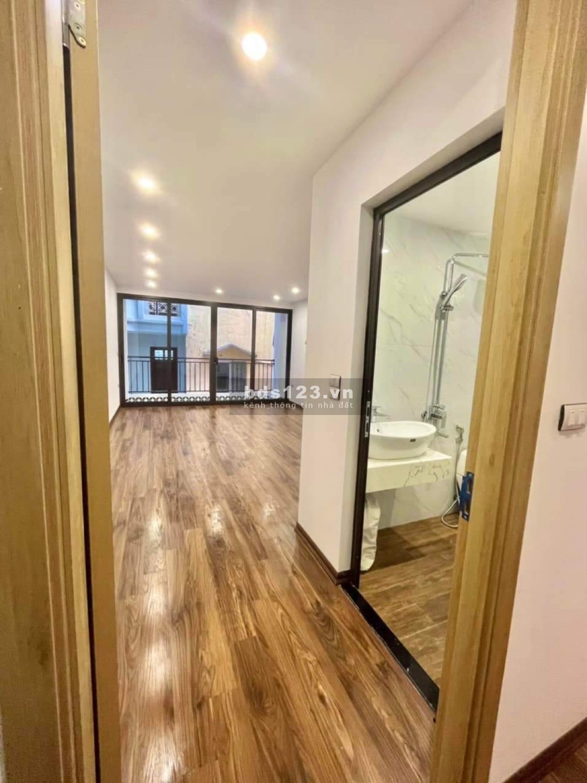 Bán nhà cạnh Hồ Hoàng Cầu, G63 vào tận nhà, diện tích 50m², giá 15 tỷ đồng