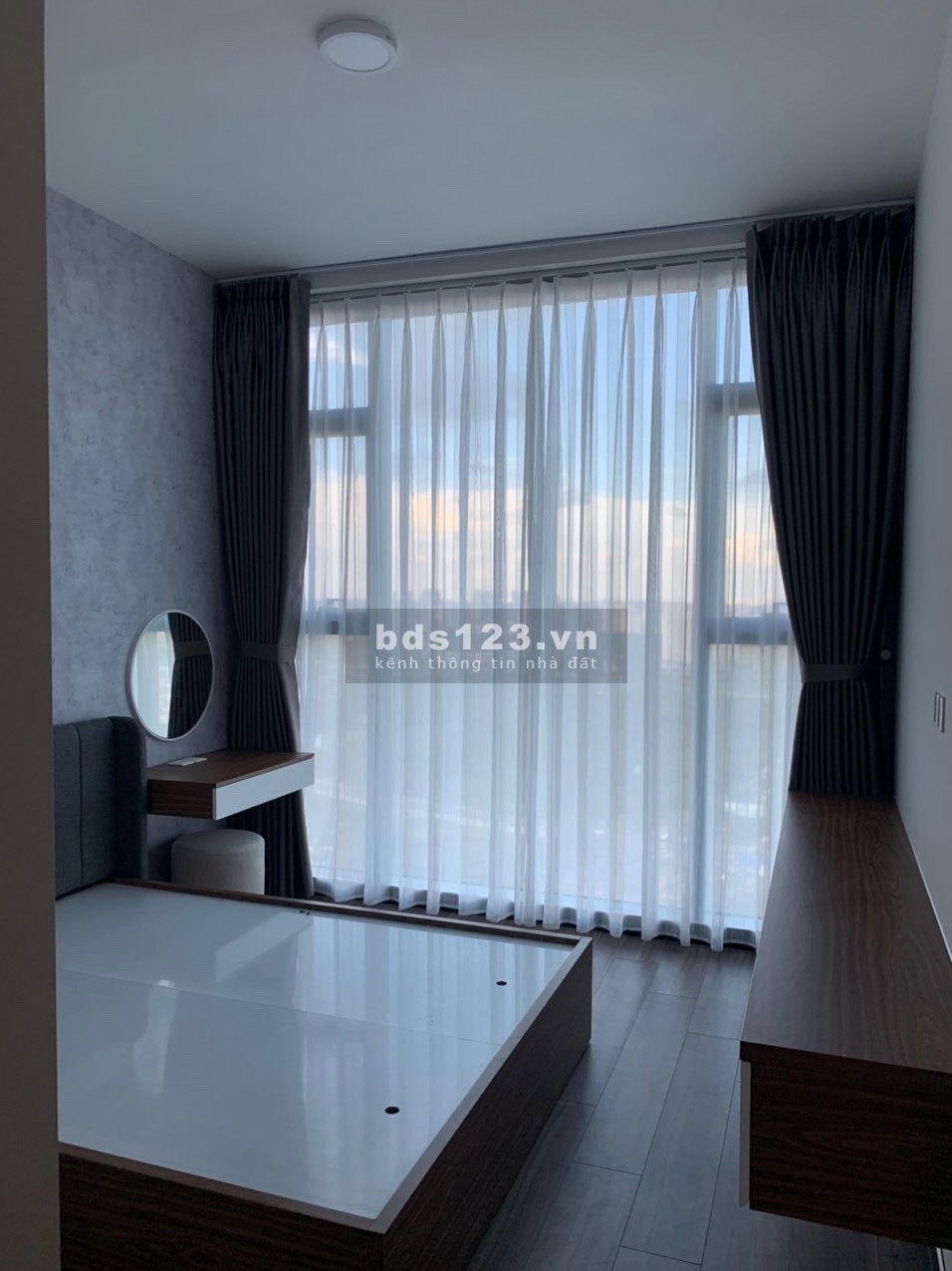 Cho thuê căn hộ 2PN Empire city 90m2. Giá 1700$ liên hệ 0932689228