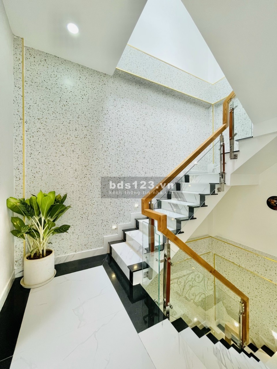 Bán nhà góc 2 mặt tiền, nở hậu, xe ôtô đậu trước nhà khu dân cư hiện hữu
