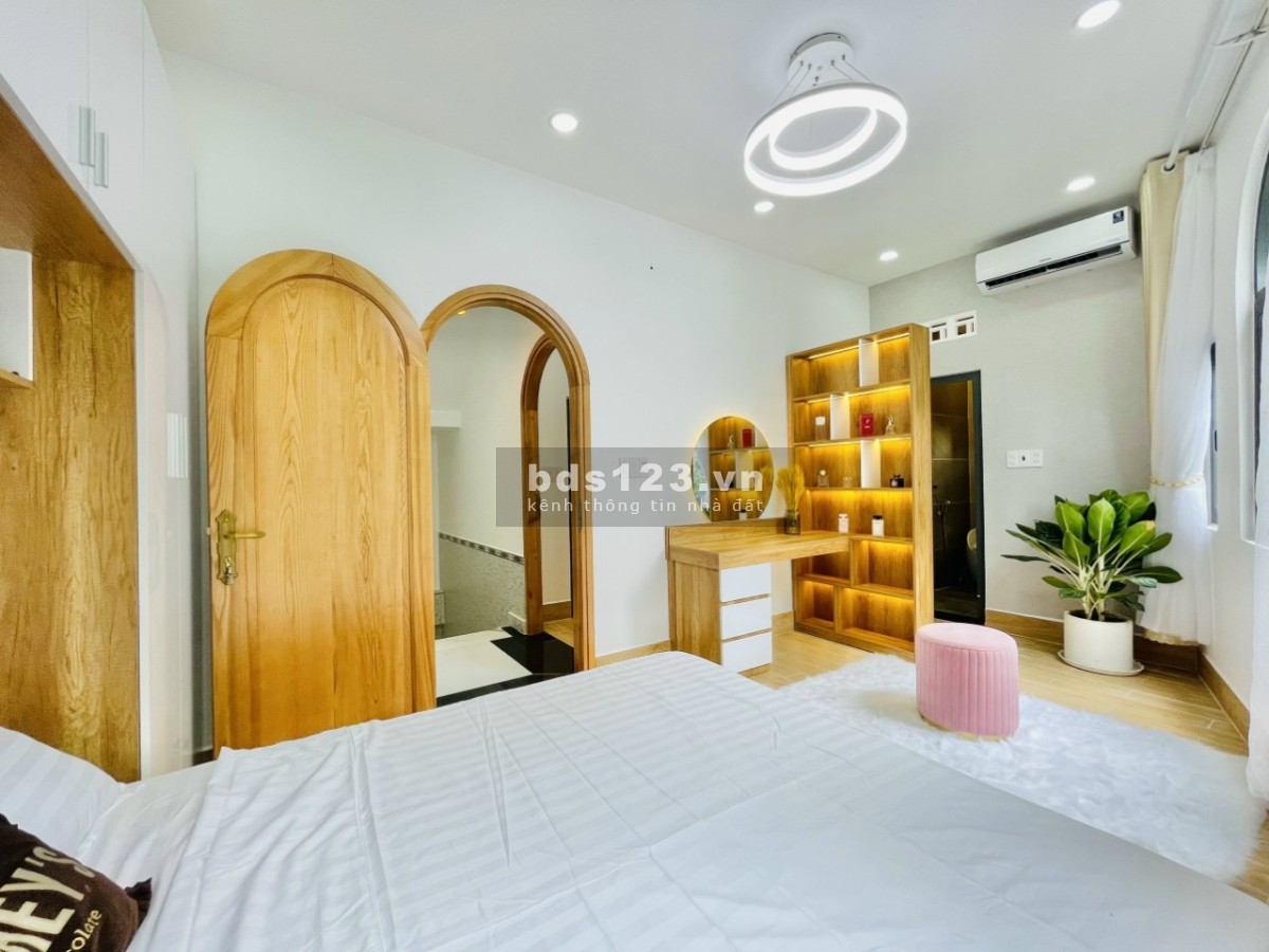 Bán nhà góc 2 mặt tiền, nở hậu, xe ôtô đậu trước nhà khu dân cư hiện hữu