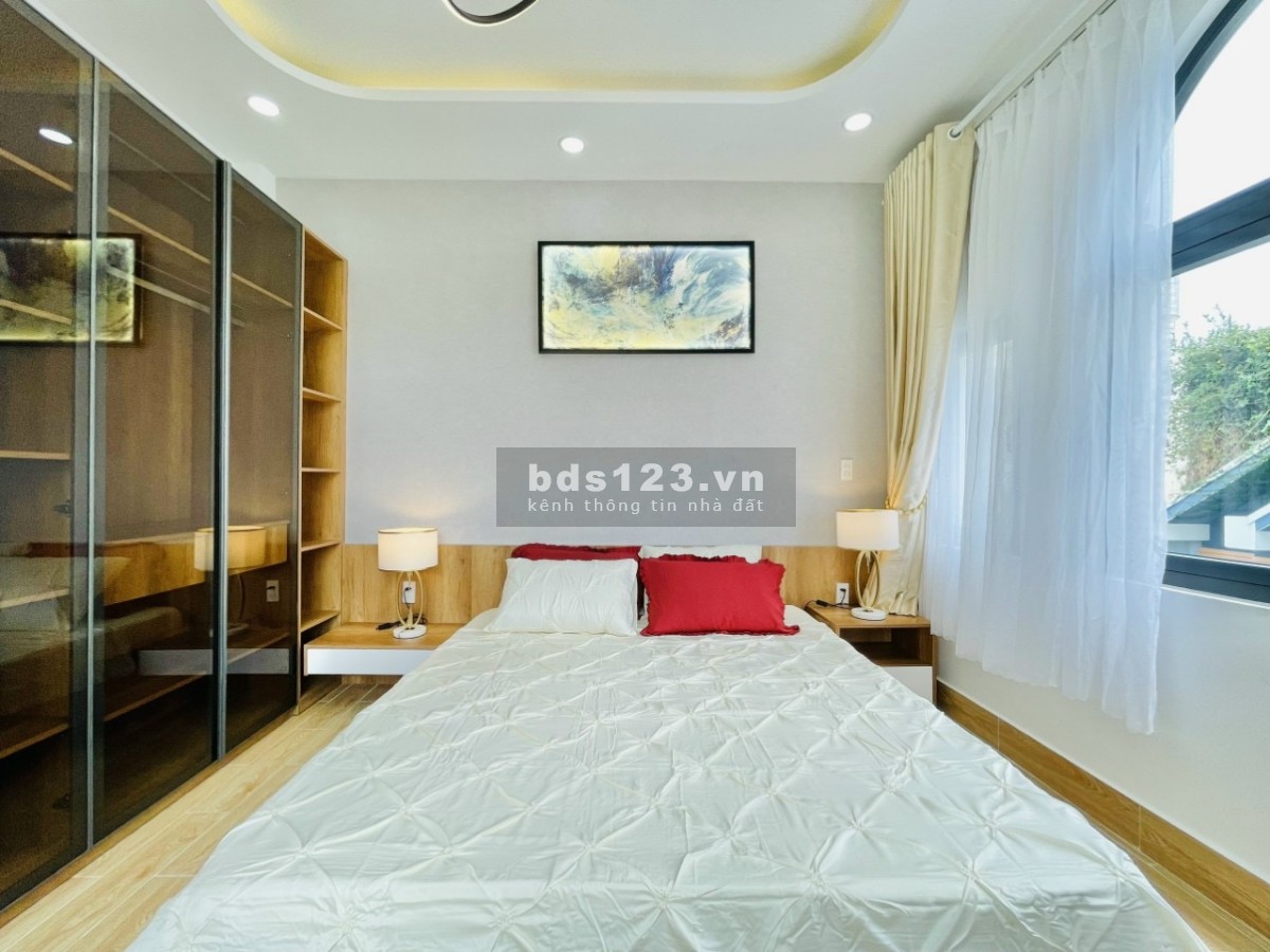 Bán nhà góc 2 mặt tiền, nở hậu, xe ôtô đậu trước nhà khu dân cư hiện hữu