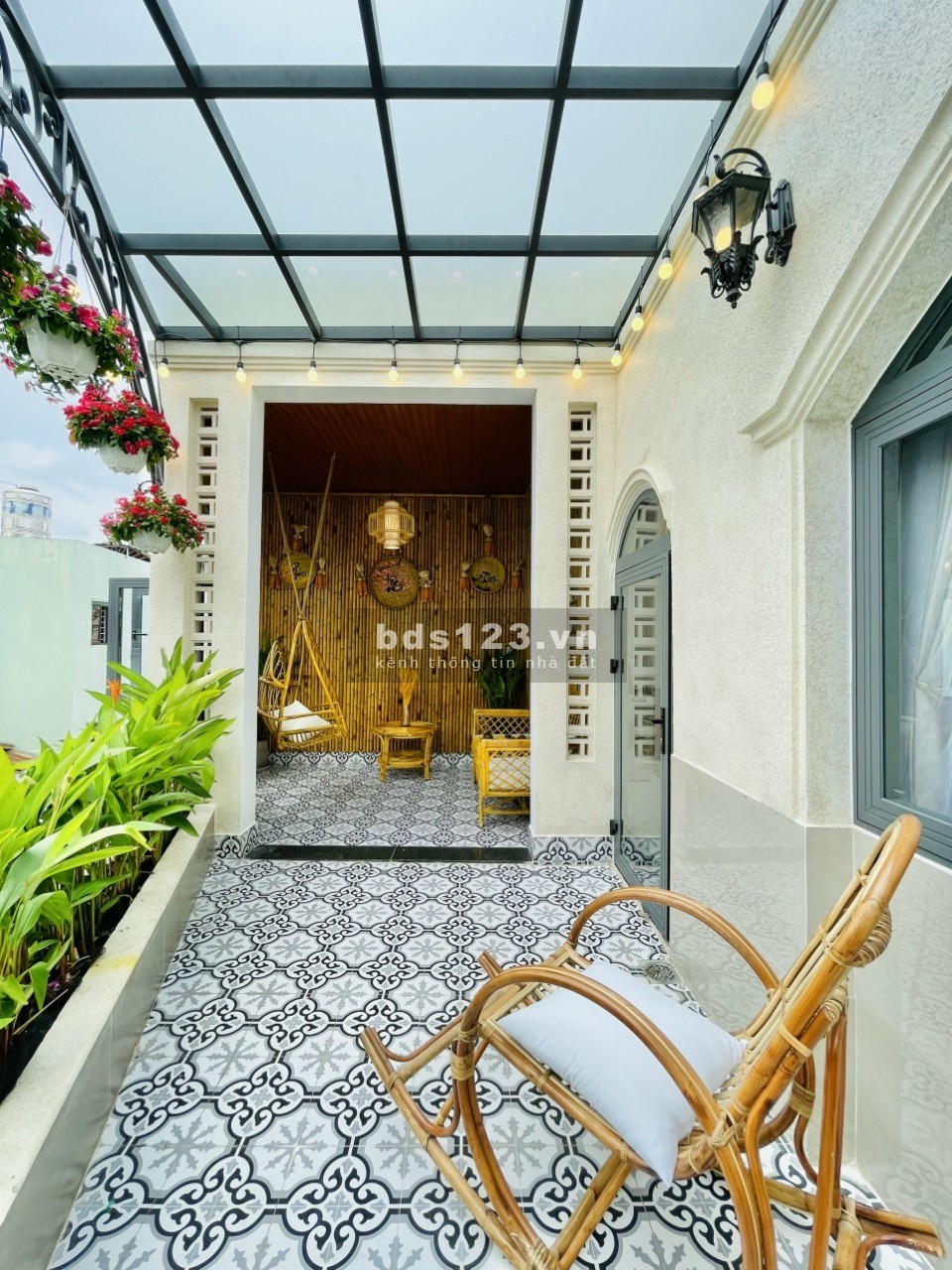 Bán nhà góc 2 mặt tiền, nở hậu, xe ôtô đậu trước nhà khu dân cư hiện hữu