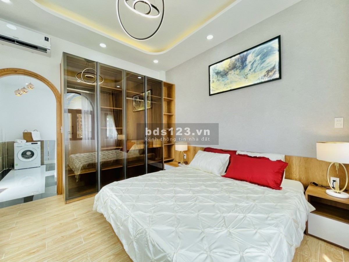 Bán nhà góc 2 mặt tiền, nở hậu, xe ôtô đậu trước nhà khu dân cư hiện hữu