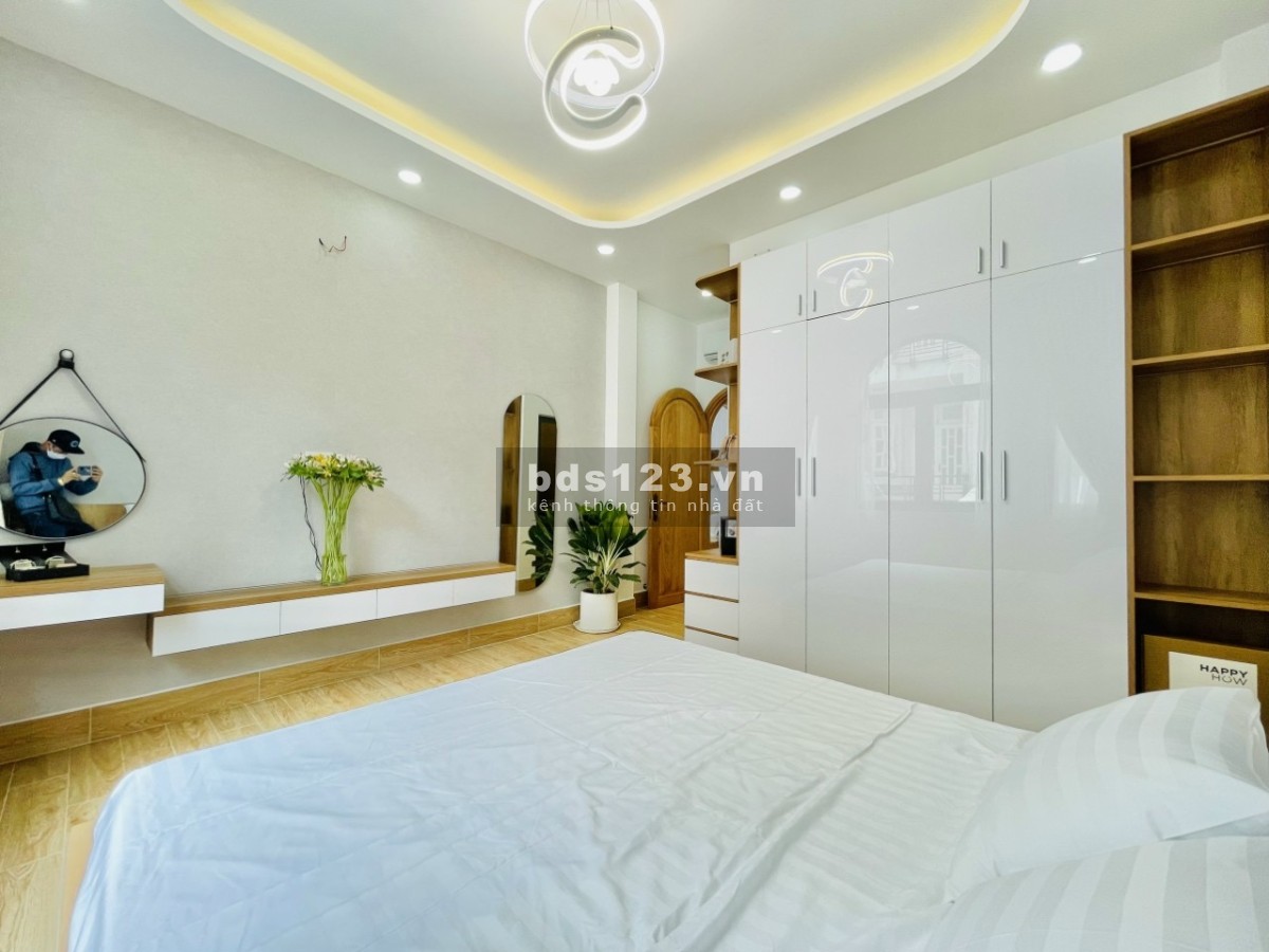 Bán nhà góc 2 mặt tiền, nở hậu, xe ôtô đậu trước nhà khu dân cư hiện hữu