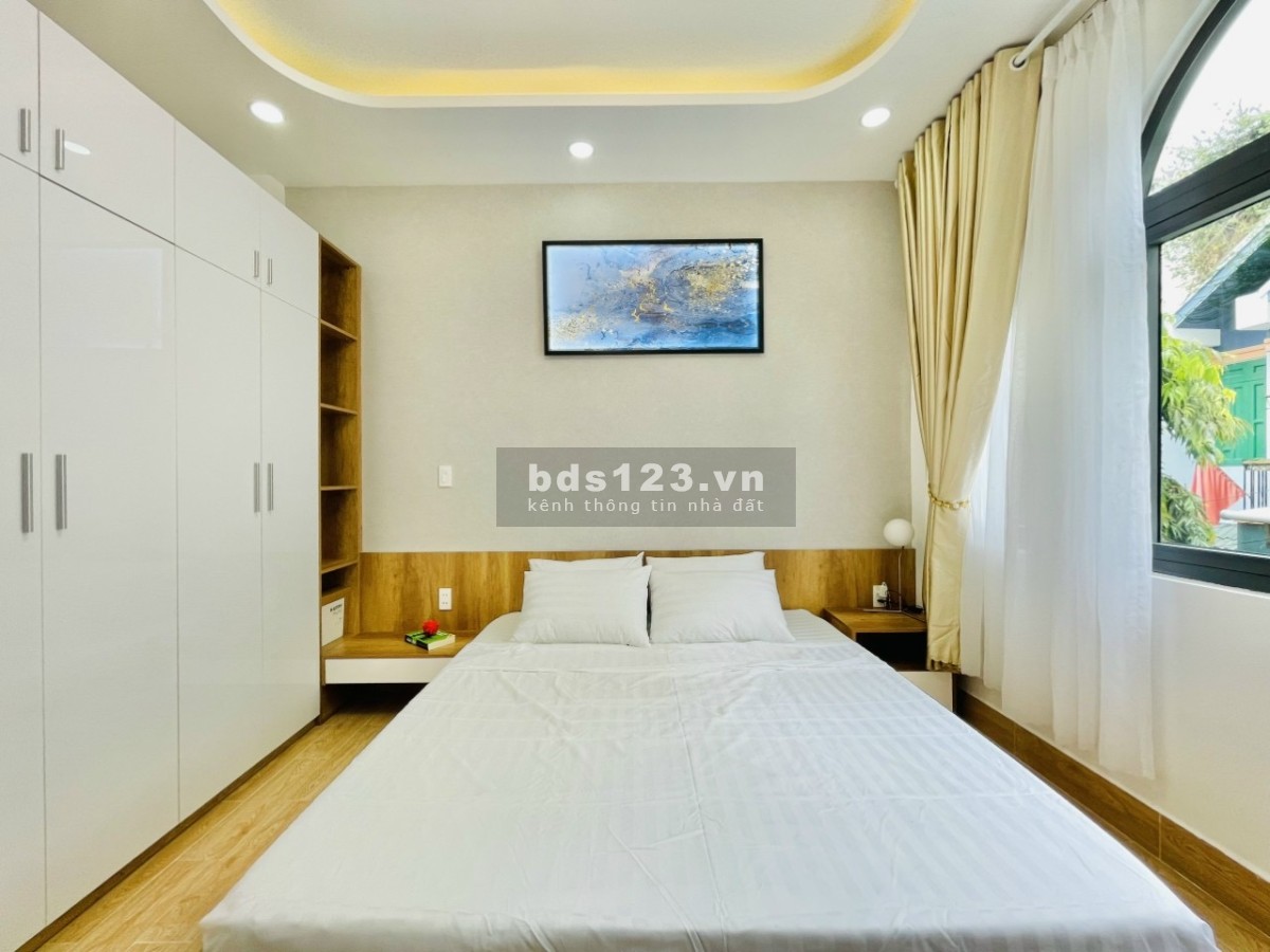 Bán nhà góc 2 mặt tiền, nở hậu, xe ôtô đậu trước nhà khu dân cư hiện hữu