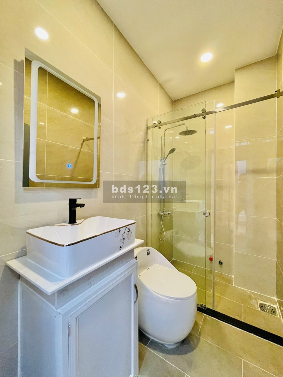 Bán nhà góc 2 mặt tiền, nở hậu, xe ôtô đậu trước nhà khu dân cư hiện hữu