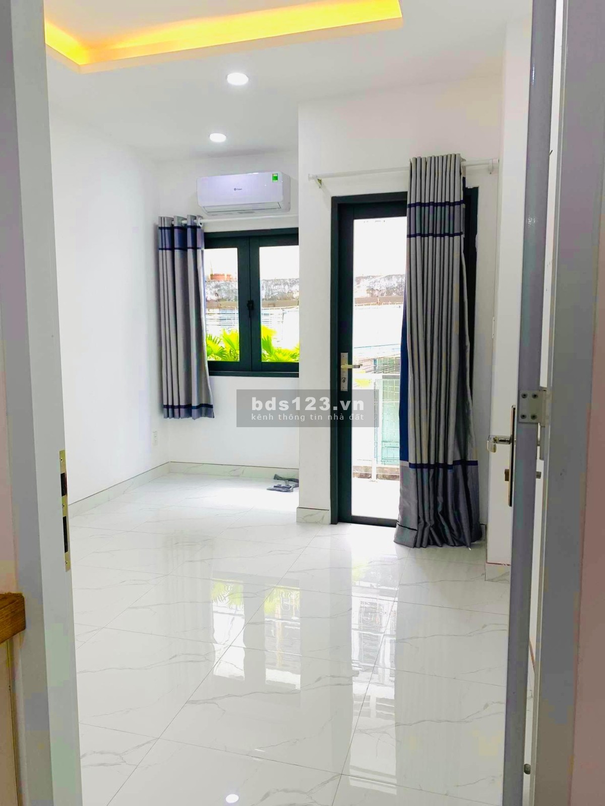 Bán nhà Tô Hiến Thành hẻm thông Hồ Bá Kiện quận 10 DT 42m², giá 5,5 tỷ đồng