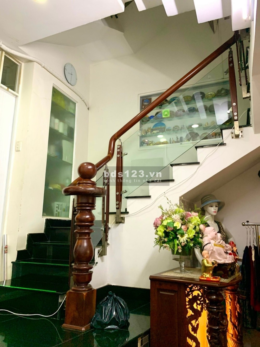 Bán gấp nhà 6 tầng, 53m2, hẻm hơn 4m, trung tâm Quận 10.
