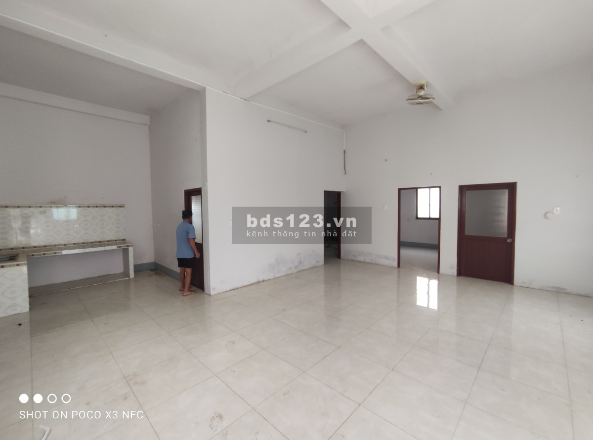 Cho thuê kho diện tích sử dụng 2500m2 DT824, Bến Lức, Long An