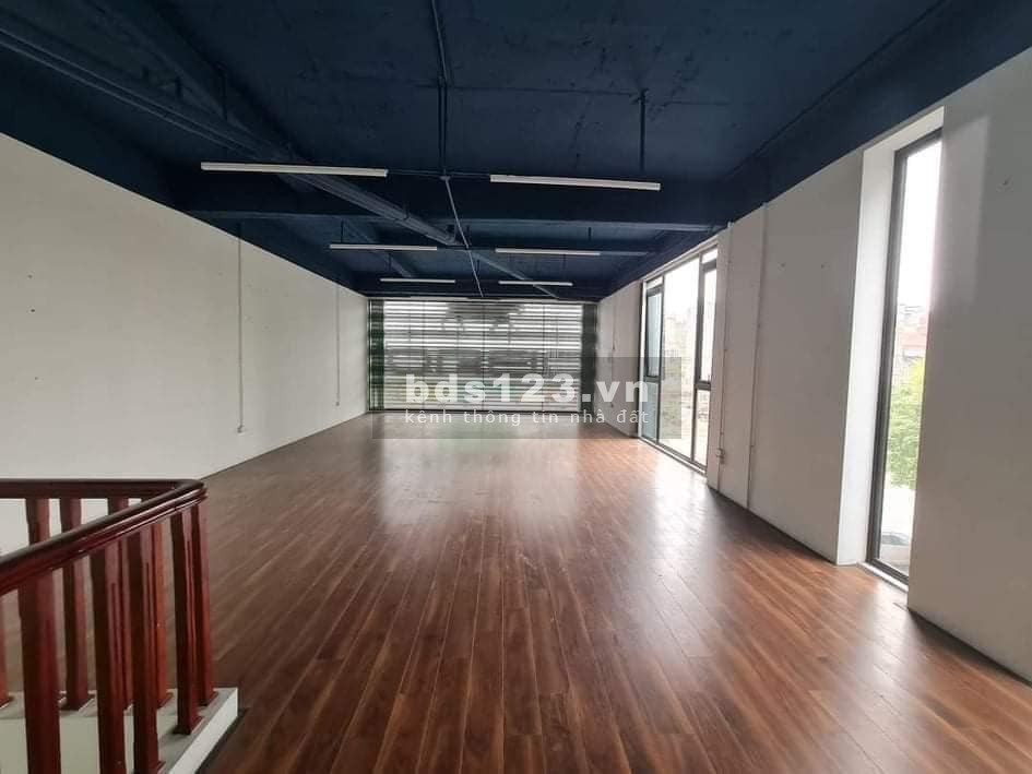 Bán nhà lô góc mặt phố Long Biên vỉa hè rộng kinh doanh sầm uất, giá tốt