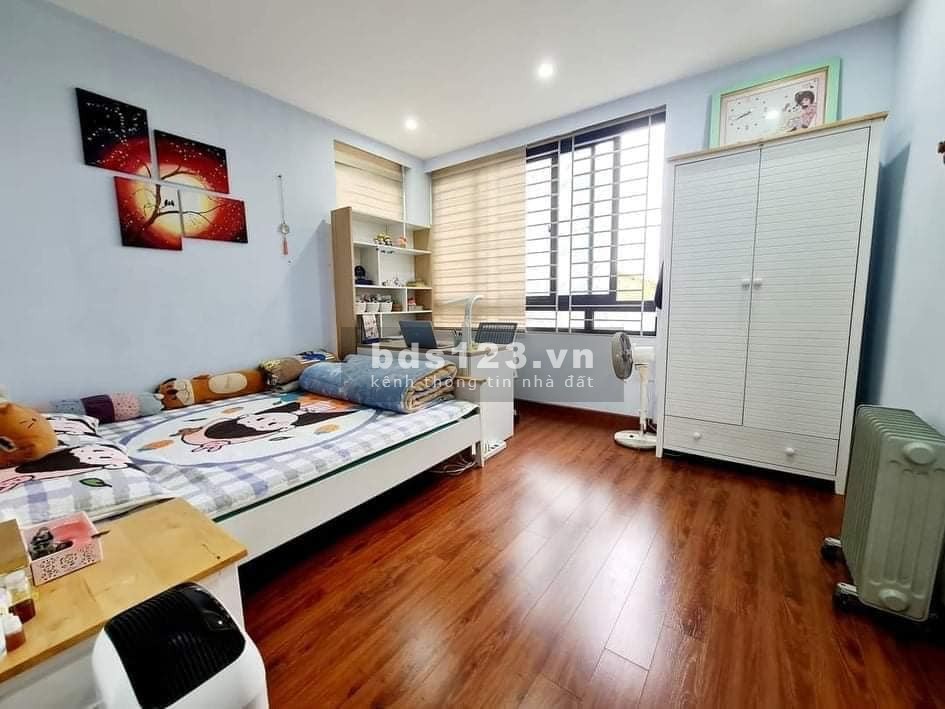 Bán nhà lô góc mặt phố Long Biên vỉa hè rộng kinh doanh sầm uất, giá tốt