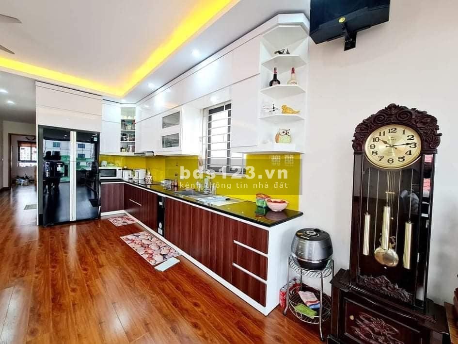 Bán nhà lô góc mặt phố Long Biên vỉa hè rộng kinh doanh sầm uất, giá tốt