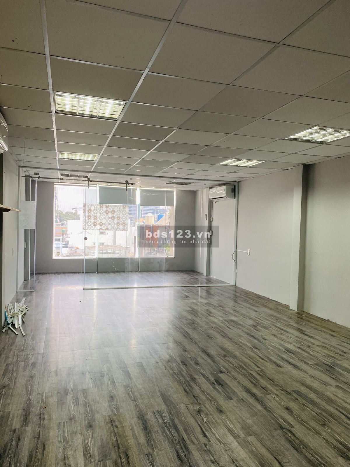 Văn phòng cho thuê view kính, cửa sổ thông thoáng. Sàn 45m2 Võ Văn Tần, Quận 3