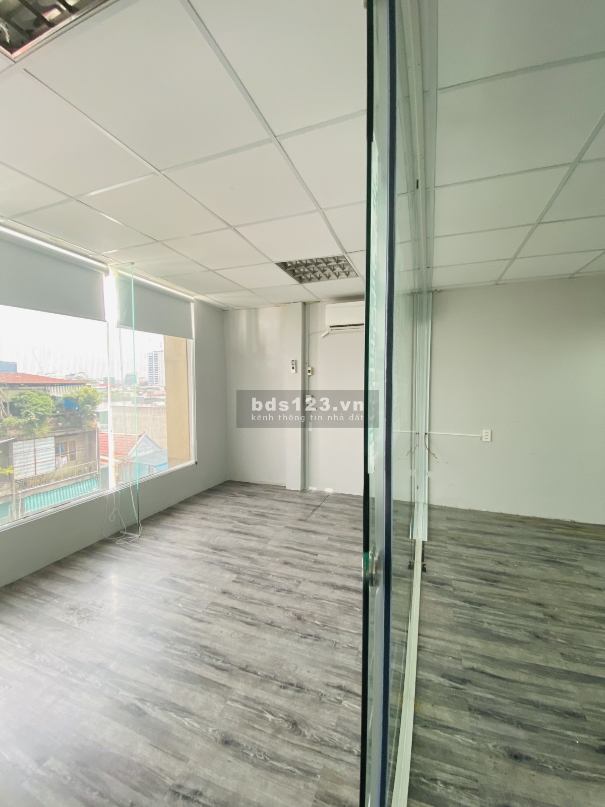 Văn phòng cho thuê view kính, cửa sổ thông thoáng. Sàn 45m2 Võ Văn Tần, Quận 3