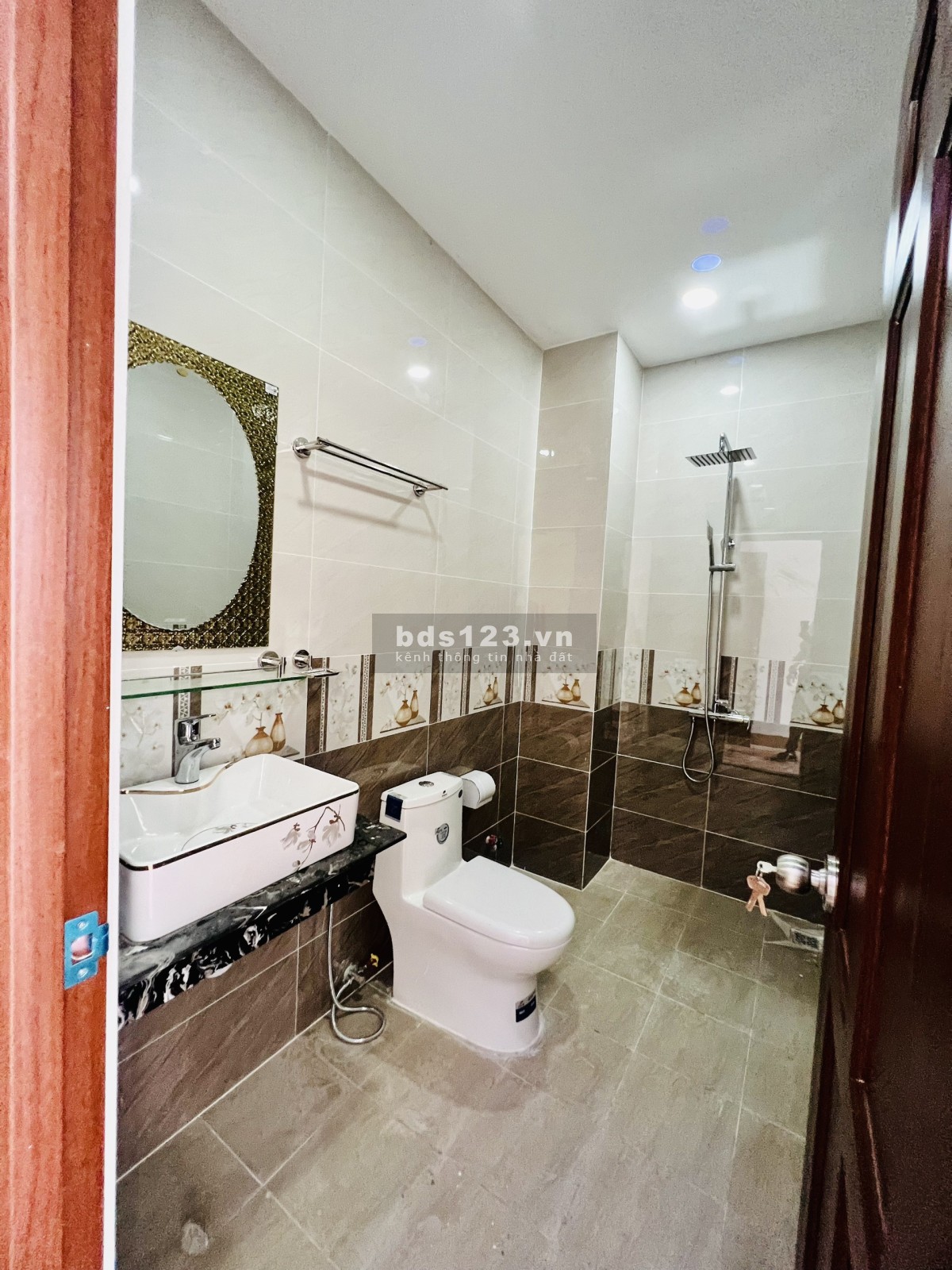 Nhà 1 trệt 2 lầu ngay trung tâm chợ Búng Thuận An Bình Dường, sổ hồng riêng, giá 4 tỷ