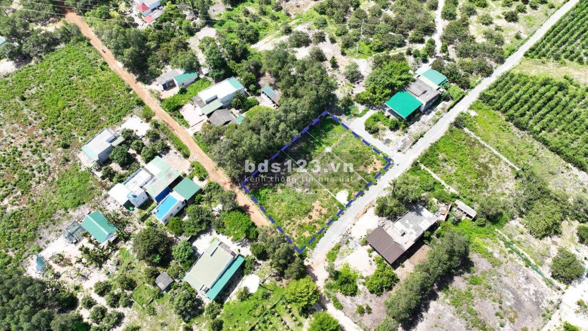 HOT: Cần bán lô đất 2 mặt tiền, thôn 1, xã Sơn Mỹ, huyện Hàm Tân, tỉnh Bình Thuận