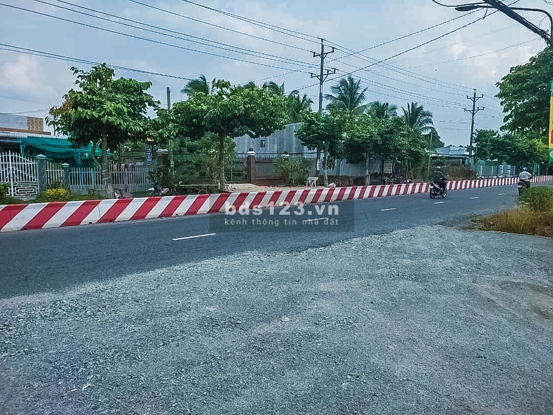 Đất nền dự án giai đoạn đầu, mặt tiền giáp tỉnh lộ 943 đang chuẩn bị lên thị trấn