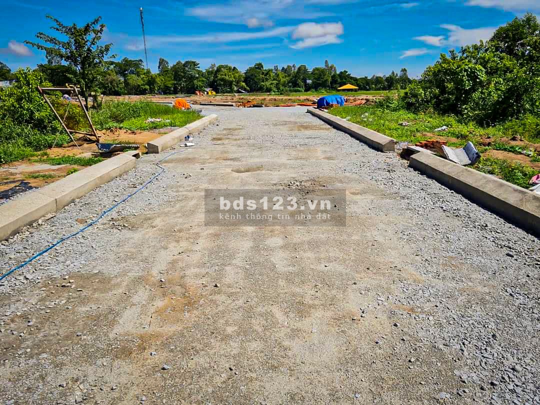 Đất nền dự án giai đoạn đầu, mặt tiền giáp tỉnh lộ 943 đang chuẩn bị lên thị trấn