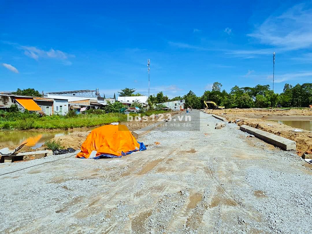 Đất nền dự án giai đoạn đầu, mặt tiền giáp tỉnh lộ 943 đang chuẩn bị lên thị trấn