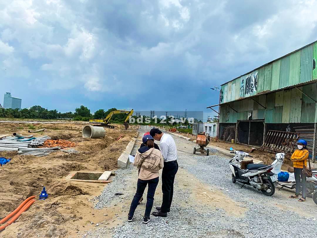 Đất nền dự án giai đoạn đầu, mặt tiền giáp tỉnh lộ 943 đang chuẩn bị lên thị trấn