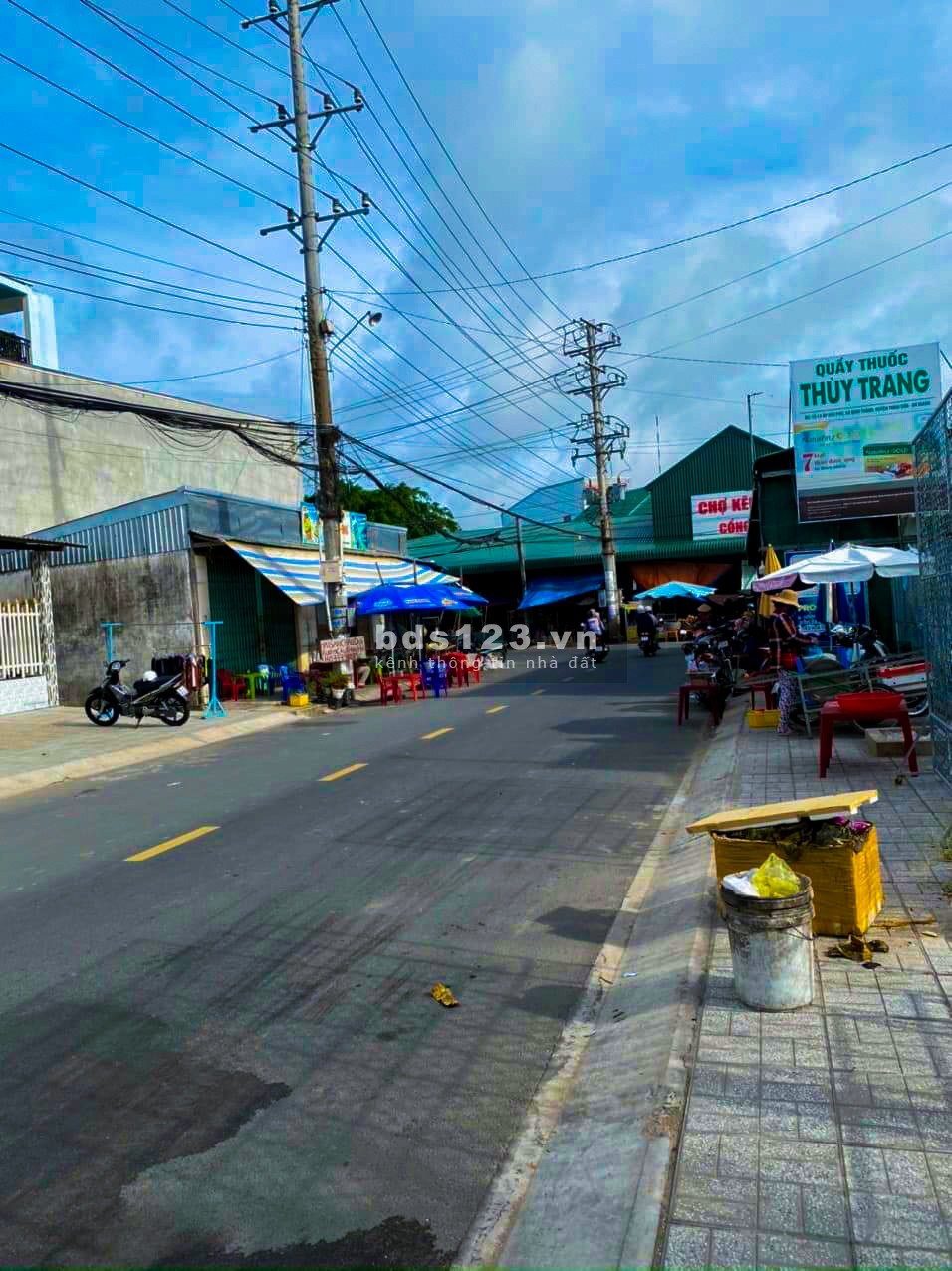 Đất nền dự án giai đoạn đầu, mặt tiền giáp tỉnh lộ 943 đang chuẩn bị lên thị trấn