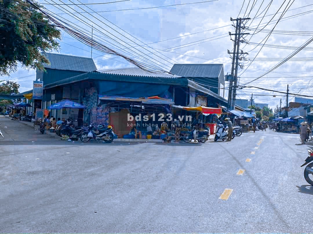 Đất nền dự án giai đoạn đầu, mặt tiền giáp tỉnh lộ 943 đang chuẩn bị lên thị trấn