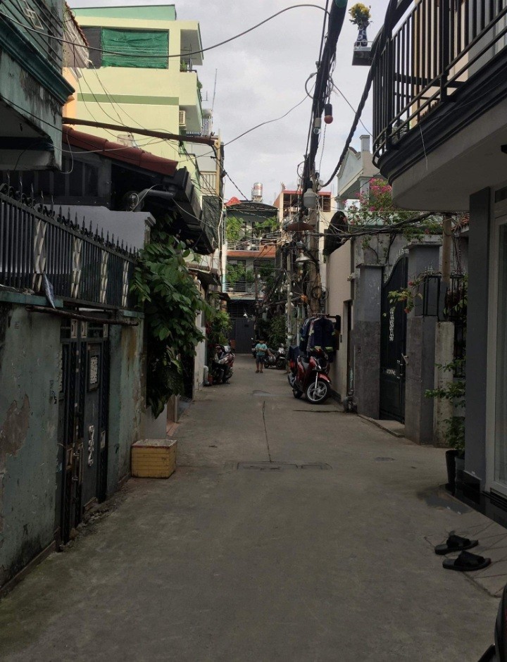 Bán nhà nở hậu tài lộc, diện tích 56m2, giá 2.85 ty, hẻm ba gác đua