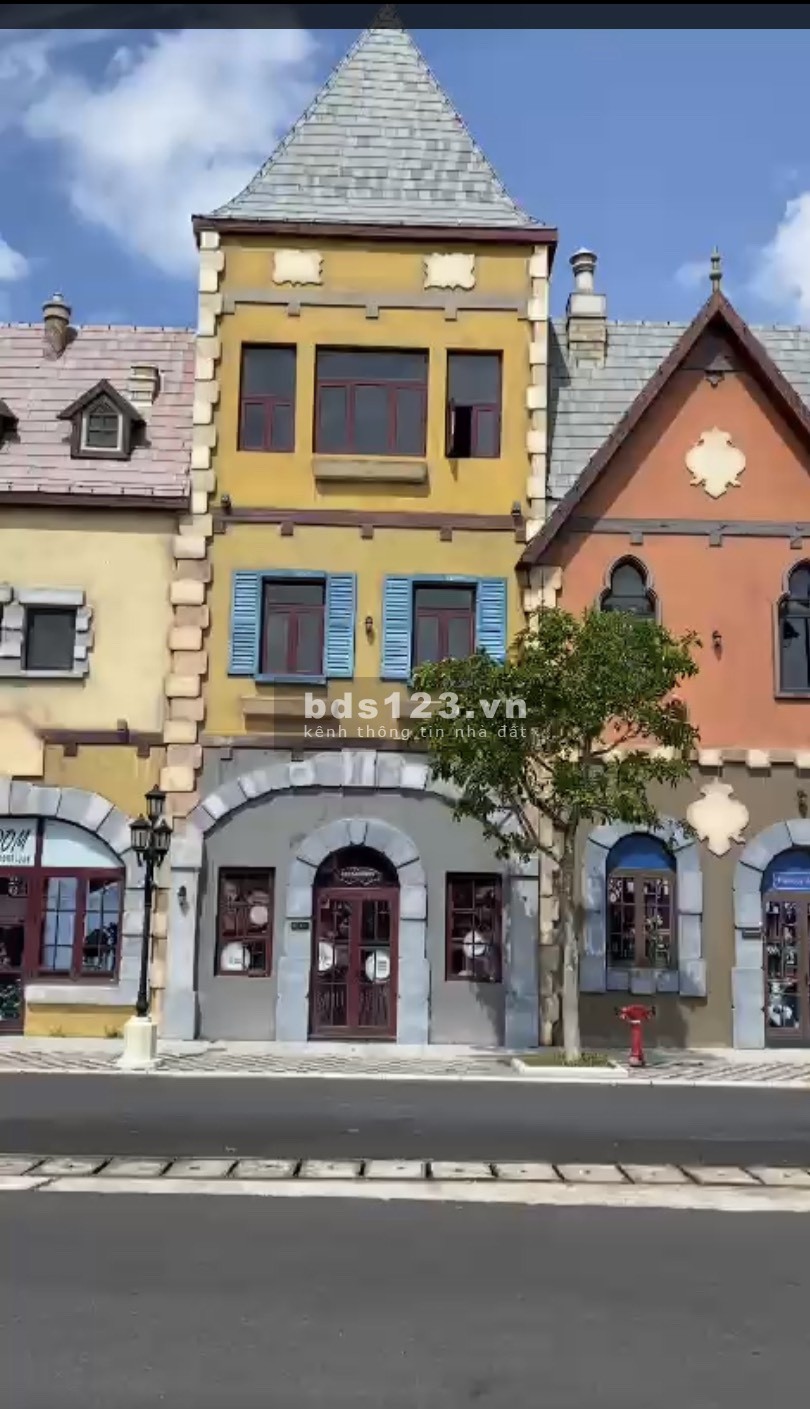 Nhà phố (shophouse) lâu đài mặt đường 42m, vin Phú Quốc, vốn 5,7 tỷ