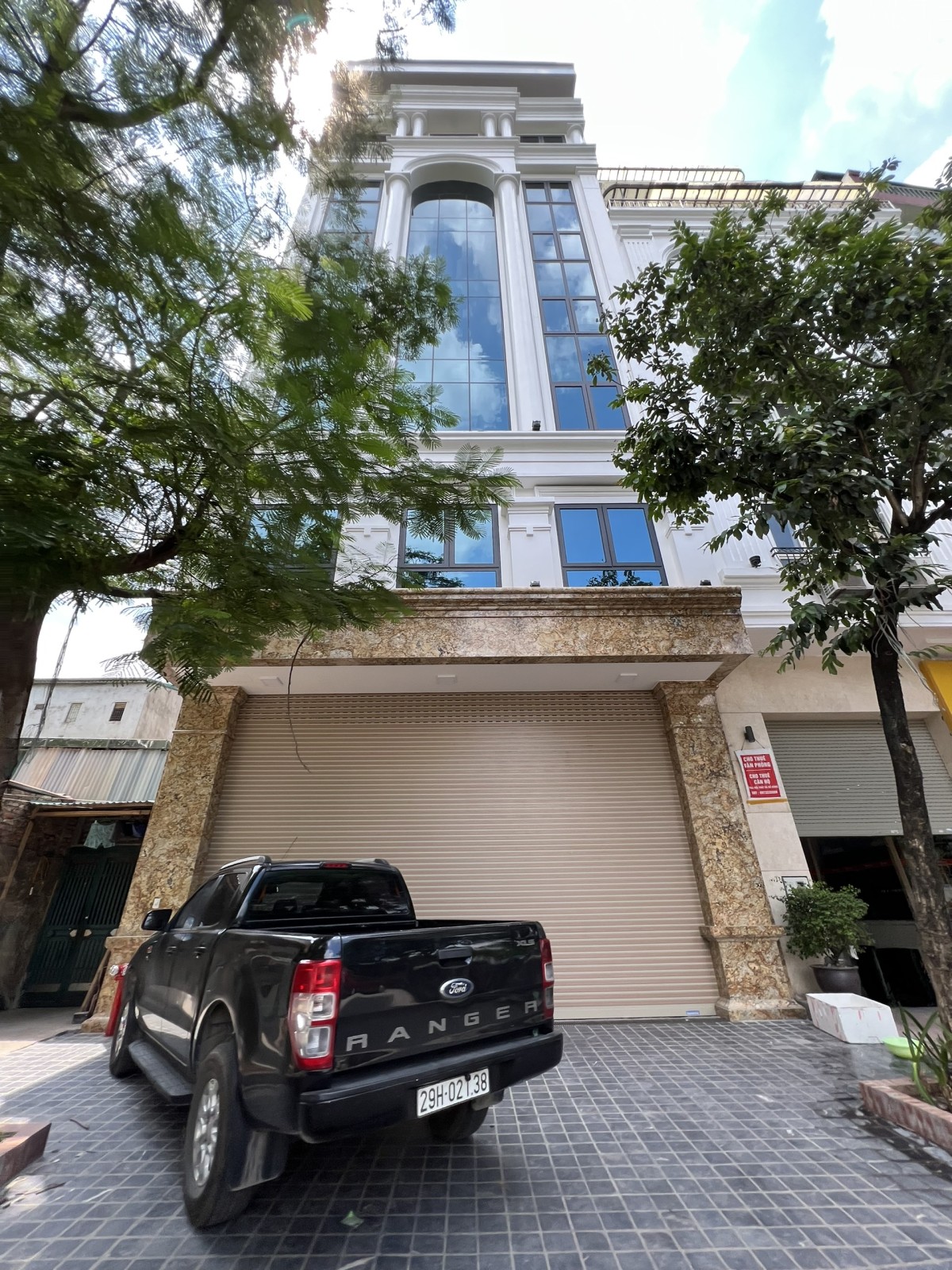 Bán nhà phố Hoàng Cầu DTSD 98m², giá 36 tỷ ngõ to khu phố KD đỉnh