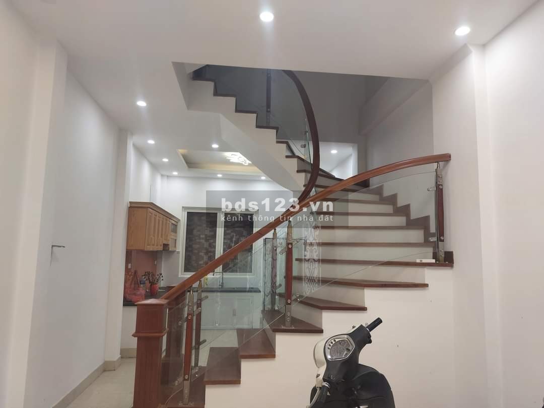 Bán nhà Ngọc Thuỵ, dt 53m2, 5 tầng mt 3.8m, giá 5.2 tỷ, gần công viên, trường học