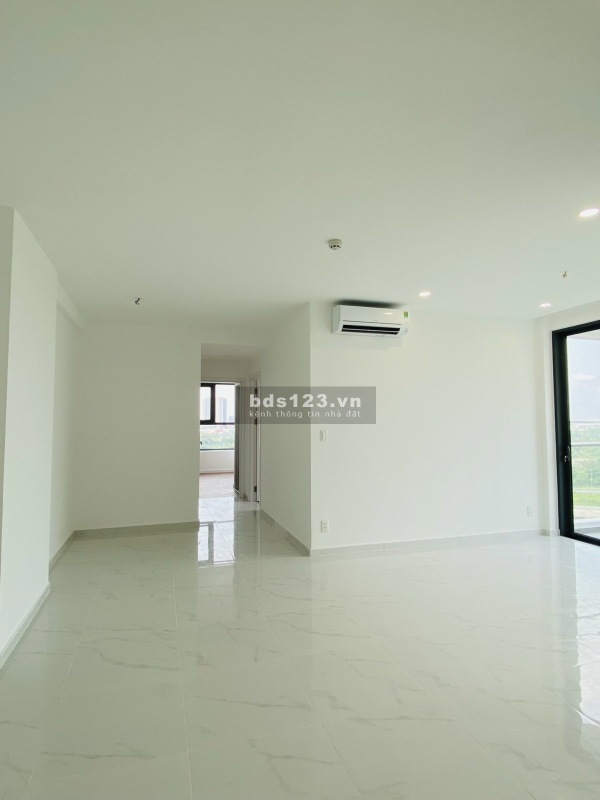 Cho thuê 2pn Dlusso Emerald giá thuê 13tr/th Bao phí NTCB mới 100% dt 76m2 xem nhà LH 0339744305