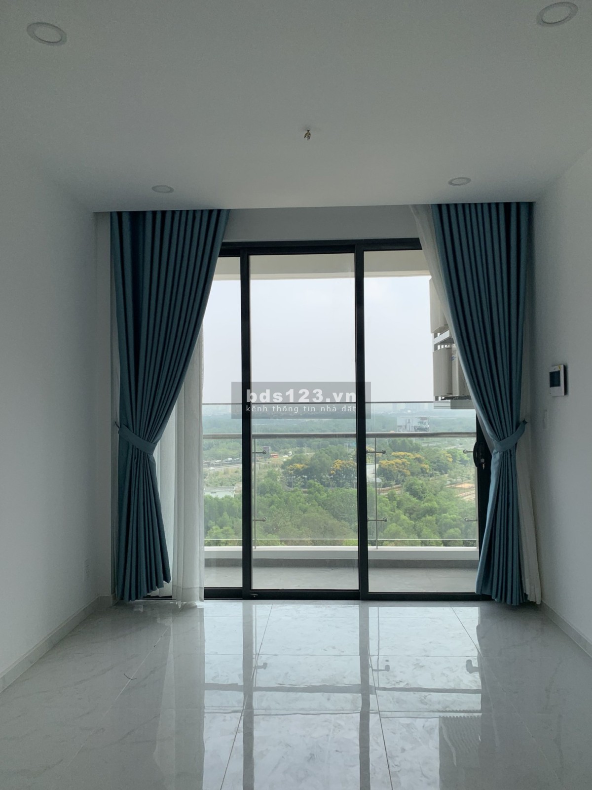 Cho thuê 2pn Dlusso Emerald giá thuê 13tr/th Bao phí NTCB mới 100% dt 76m2 xem nhà LH 0339744305