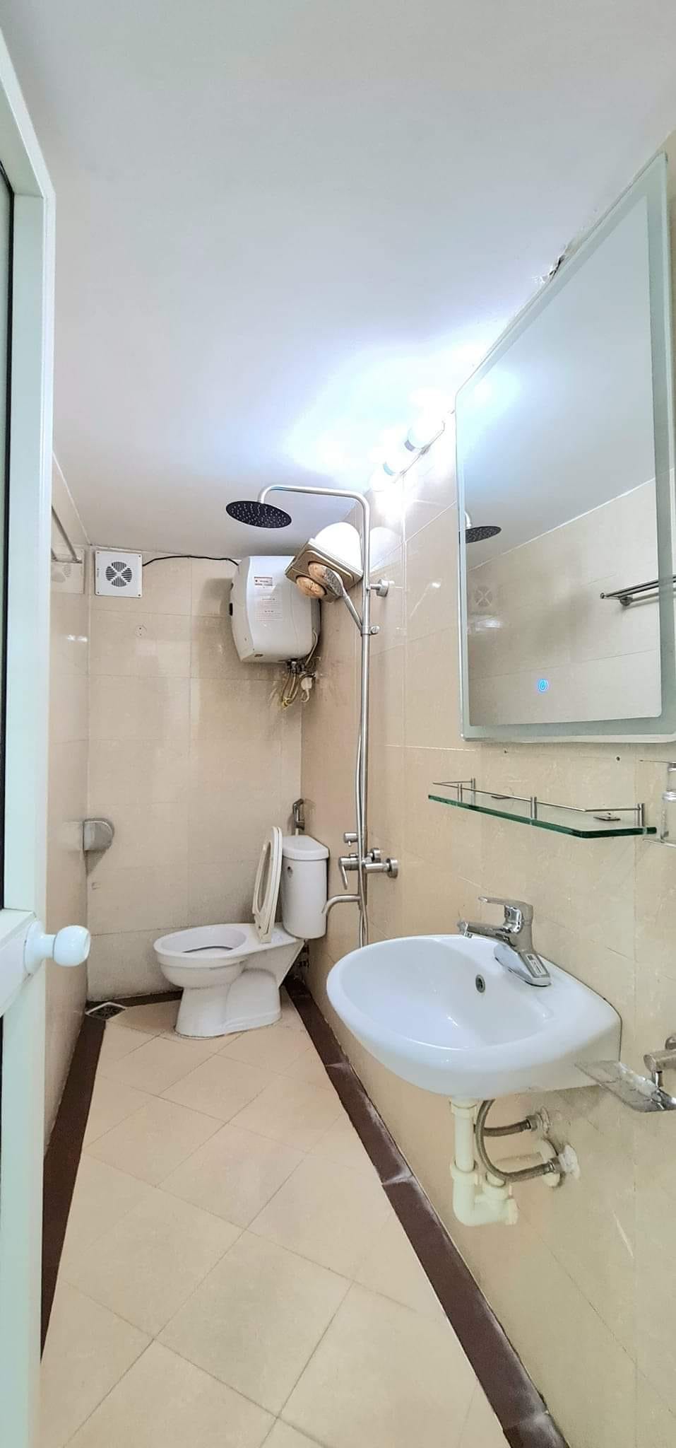 Hiếm nhà phố Tân Mai dtsd 32m2 6 tầng đủ công năng giá bán 3.9 tỷ, sổ sẵn