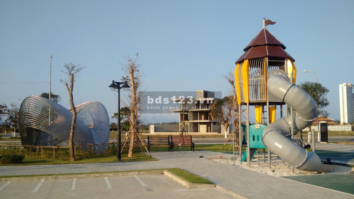 Gần biển Tân Trà, cạnh FPT, sát S. Cổ Cò, đối din sân golf, chỉ 2,6 tỷ/100m2, đường 15,5m, đã có sổ