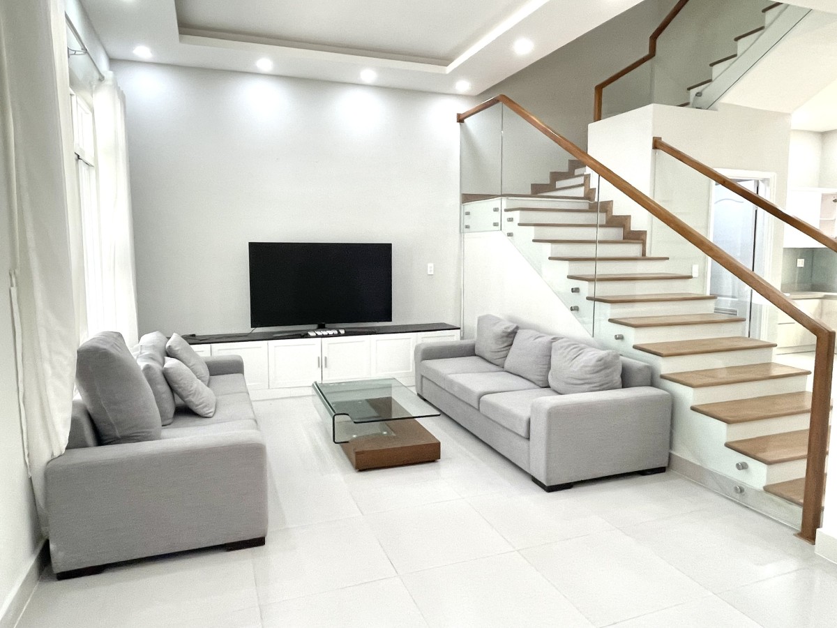 Biệt thự sân vườn Phú Mỹ Hưng Quận 7, mặt tiền đường lớn, khu dân cư