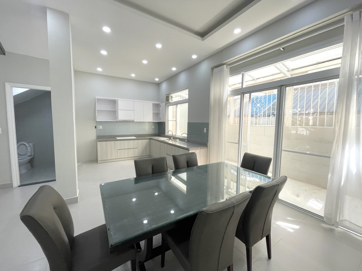 Biệt thự sân vườn Phú Mỹ Hưng Quận 7, mặt tiền đường lớn, khu dân cư