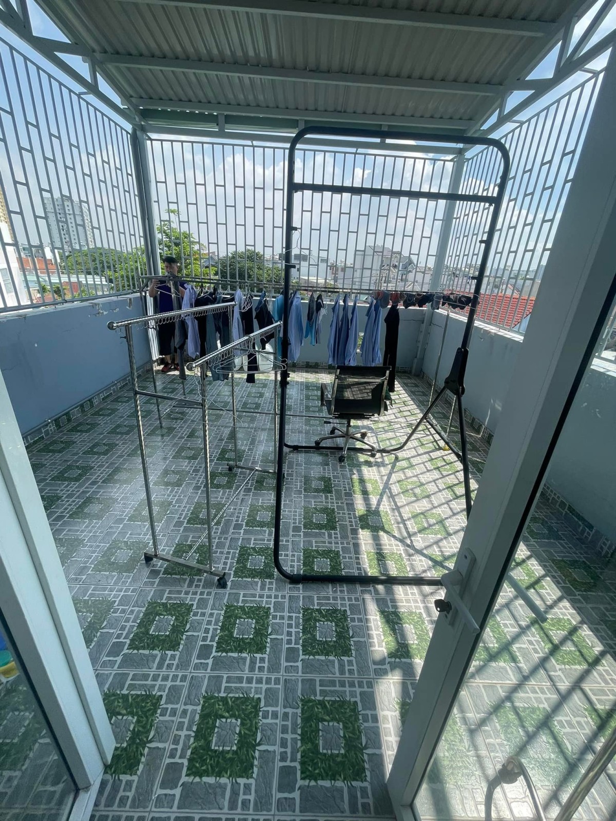 Bán gấp nhà hẻm xe cách mặt tiền Nguyễn Duy Trinh, 40m, Quận 2 giá 10.8 tỷ, thương lượng mạnh