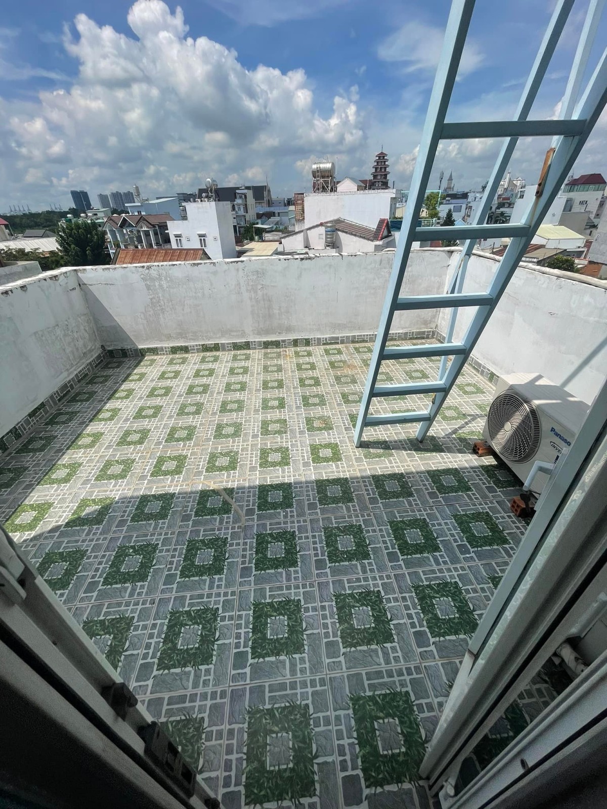 Bán gấp nhà hẻm xe cách mặt tiền Nguyễn Duy Trinh, 40m, Quận 2 giá 10.8 tỷ, thương lượng mạnh