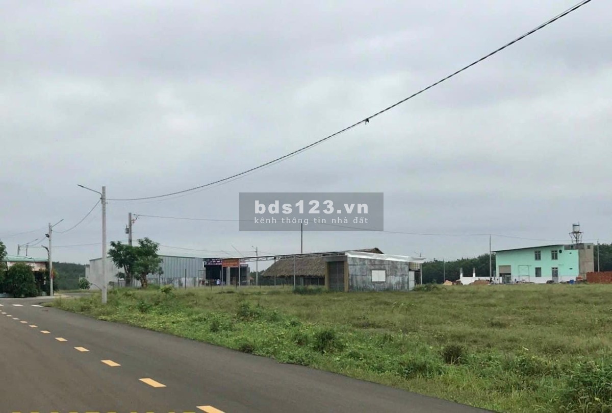 Bán mảnh đất gần khu công nghiệp Becamex dt 5830m2, có sổ riêng, giá chỉ 520 triệu