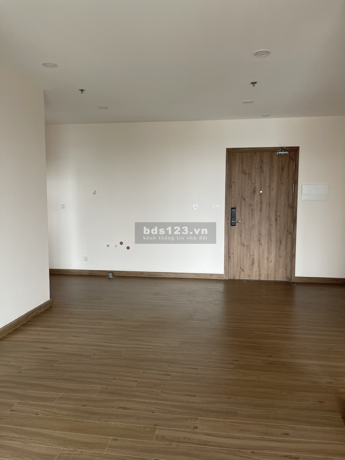 Chính chủ bán 2 ngủ mặt trước skyoasis trục 03 giá 2.590 bao phí Lh 0961694919