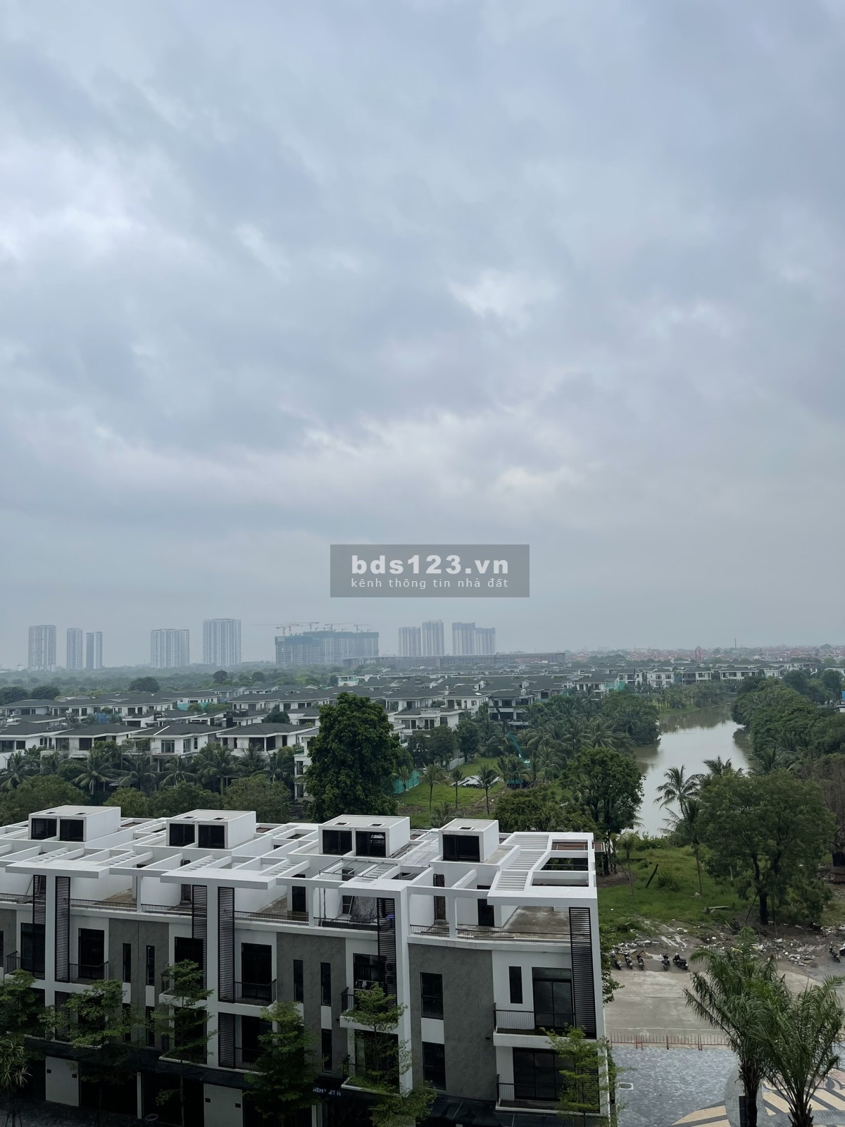 Chính chủ bán 2 ngủ mặt trước skyoasis trục 03 giá 2.590 bao phí Lh 0961694919