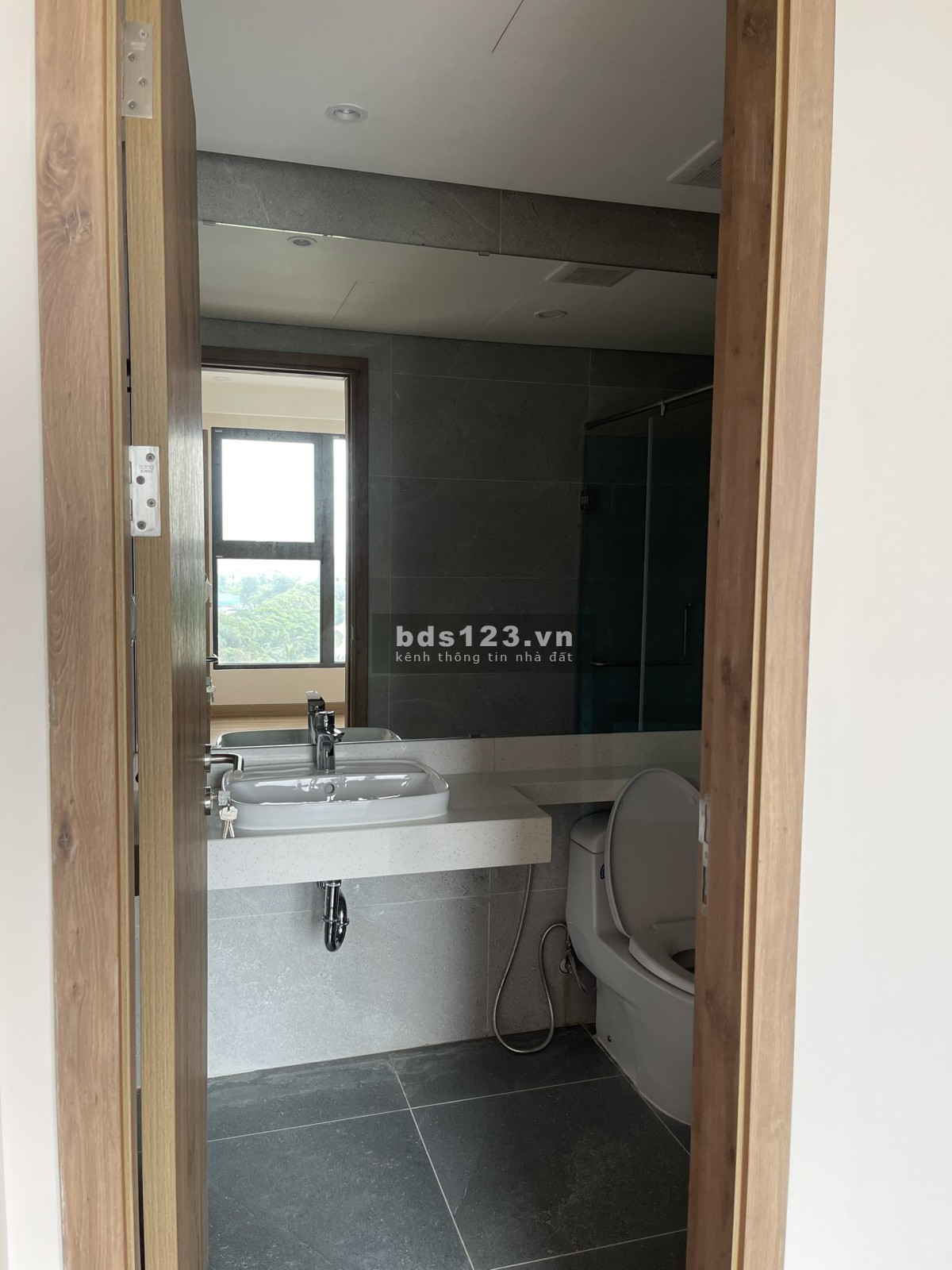 Chính chủ bán 2 ngủ mặt trước skyoasis trục 03 giá 2.590 bao phí Lh 0961694919