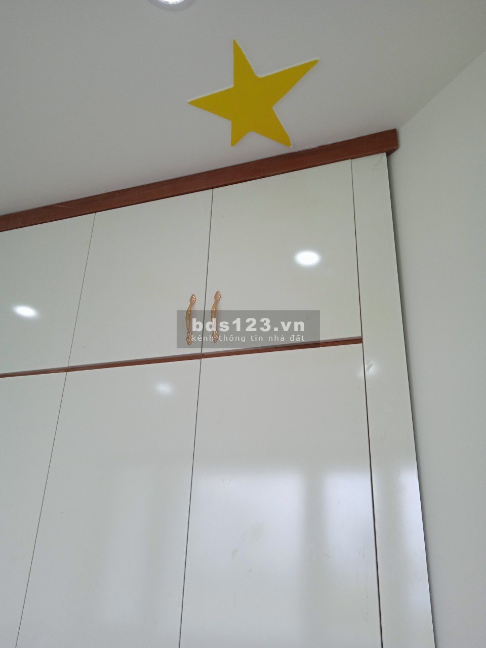 Chính chủ cần bán gấp căn hộ chung cư mặt đường Hoàng Minh Giám, diện tích 66m2, giá 2,35 tỷ