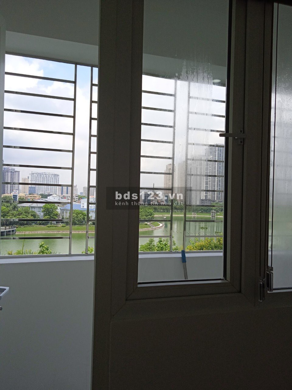 Chính chủ cần bán gấp căn hộ chung cư mặt đường Hoàng Minh Giám, diện tích 66m2, giá 2,35 tỷ