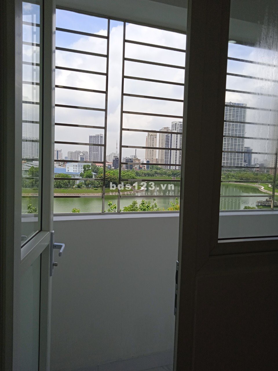 Chính chủ cần bán gấp căn hộ chung cư mặt đường Hoàng Minh Giám, diện tích 66m2, giá 2,35 tỷ