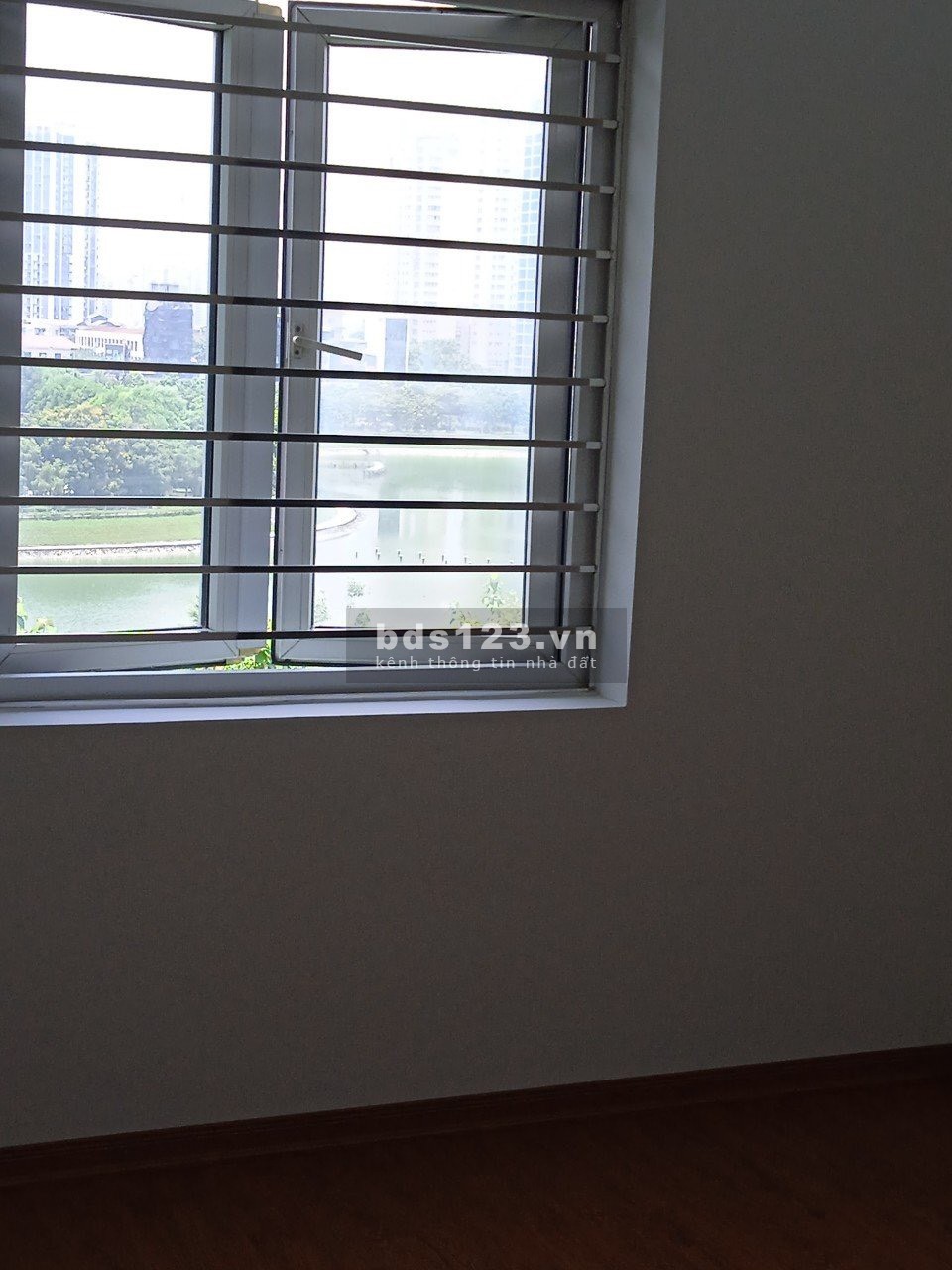 Chính chủ cần bán gấp căn hộ chung cư mặt đường Hoàng Minh Giám, diện tích 66m2, giá 2,35 tỷ
